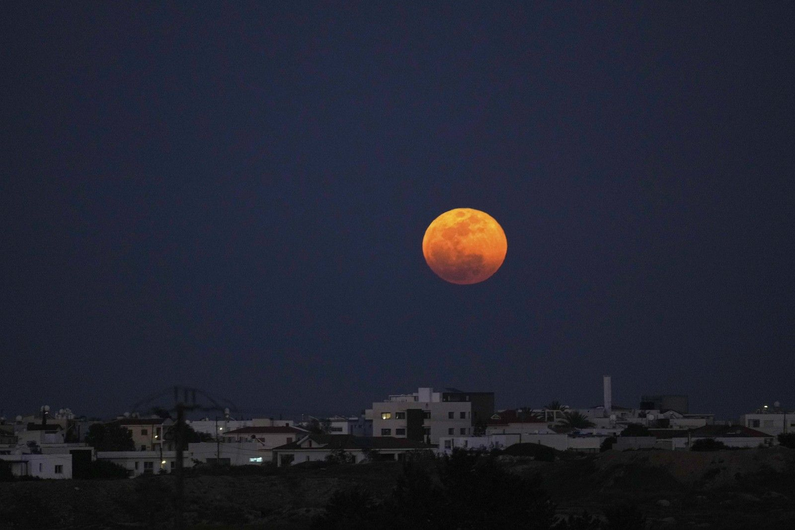 Το "Ματωμένο Φεγγάρι" στον ουρανό της Λευκωσίας στην Κύπρο