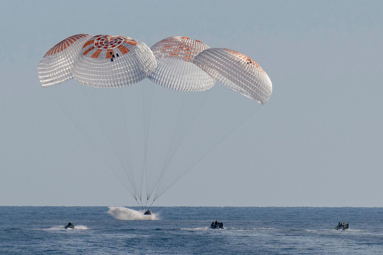 Η κάψουλα της SpaceX προσθαλασσώνεται στον Κόλπο του Μεξικού