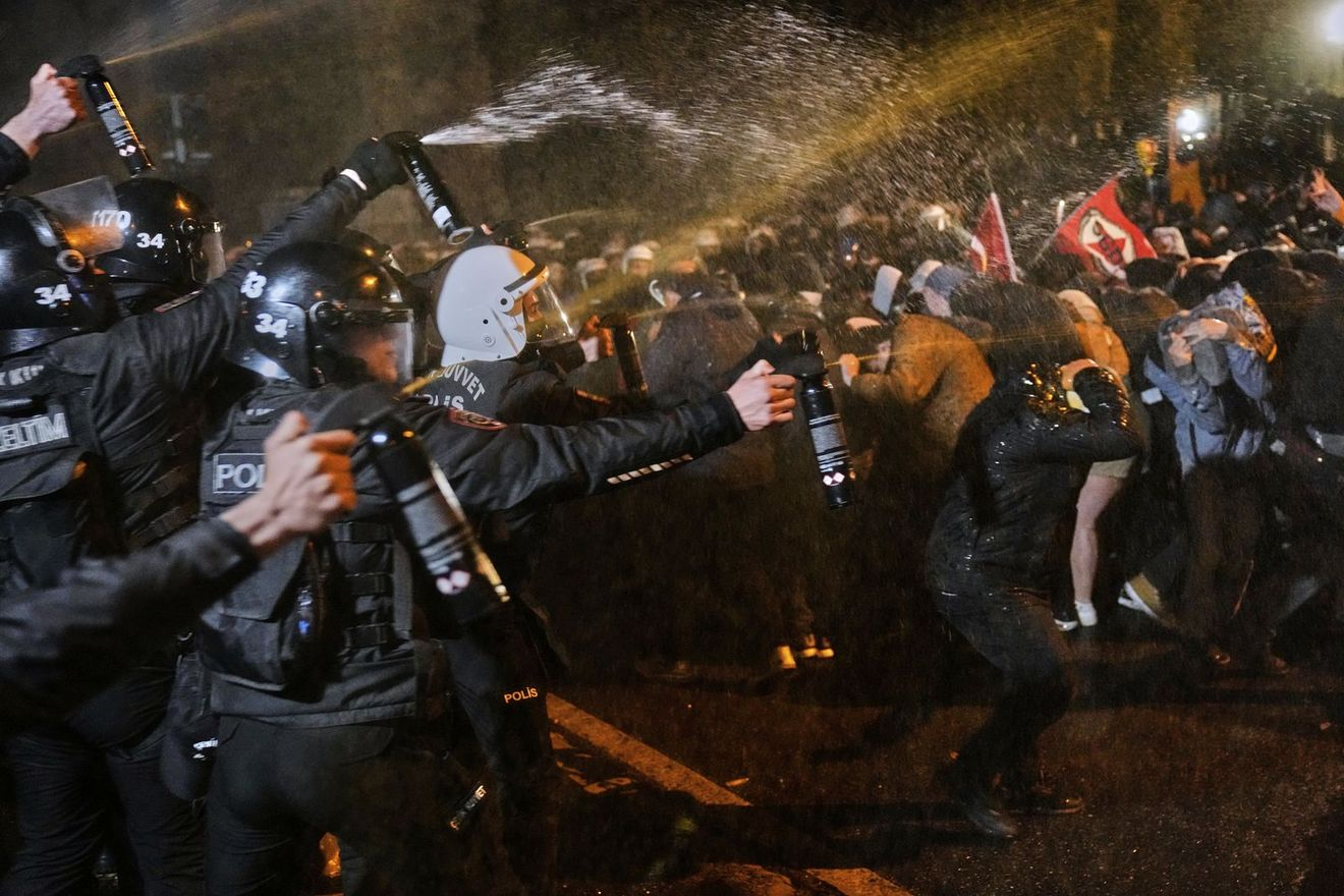 Αστυνομικοί κάνουν χρήση σπρέι πιπεριού κατά τη διάρκεια συγκρούσεων με διαδηλωτές στην Κωνσταντινούπολη