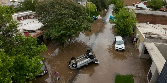 Αργεντινή: 13 νεκροί από καταρρακτώδεις βροχές – “Κατεστραμμένη” πόλη η Μπαΐα Μπλάνκα