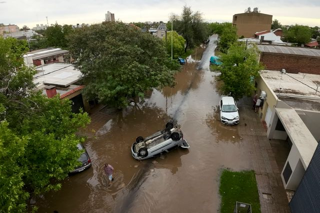 Αργεντινή: 13 νεκροί από καταρρακτώδεις βροχές – “Κατεστραμμένη” πόλη η Μπαΐα Μπλάνκα