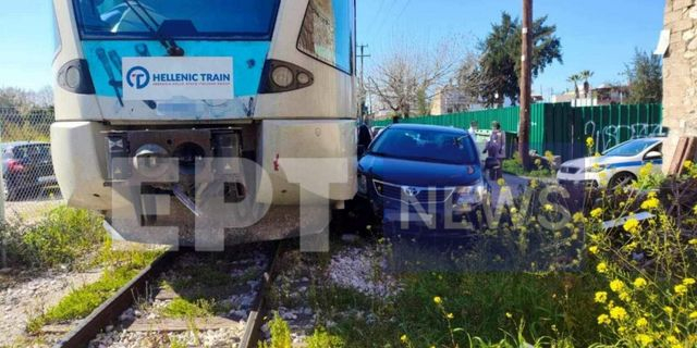 Πάτρα: Συρμός του προαστιακού παρέσυρε σταθμευμένο όχημα