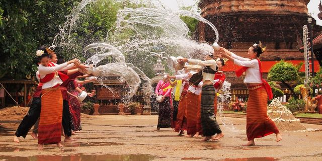 Έξι ταξίδια για Απρίλιο και Μάιο / Songkran