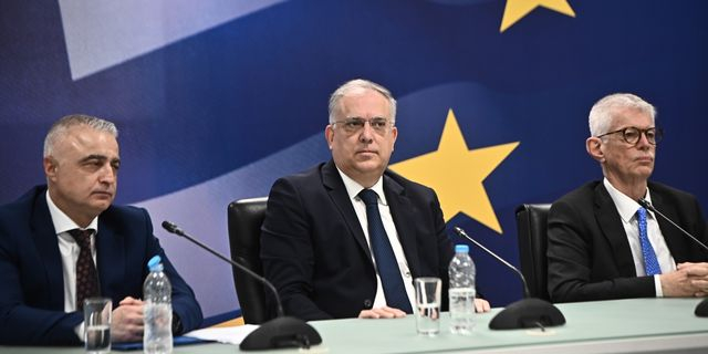 Θεοδωρικάκος στην τελετή παράδοσης – παραλαβής στο Υπ. Ανάπτυξης: “Έχουμε μπροστά μας σημαντικό έργο”