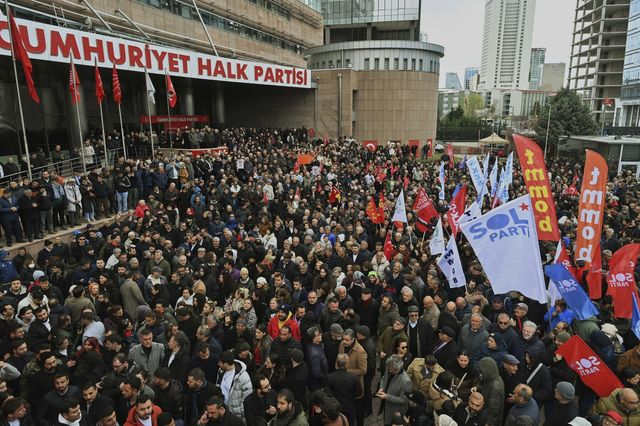 Συγκέντρωση έξω από τα γραφεία του CHP μετά τη σύλληψη Ιμάμογλου