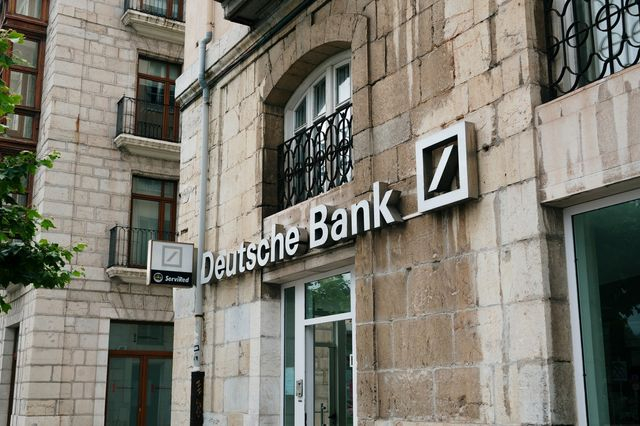 Deutsche Bank: Μαζικές απολύσεις και μείωση των υποκαταστημάτων της