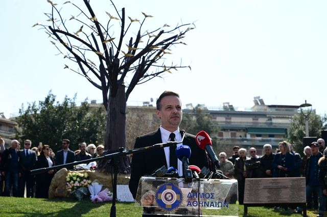 O Χάρης Δούκας στα αποκαλυπτήρια του Μνημείου "το Δέντρο των Ψυχών".