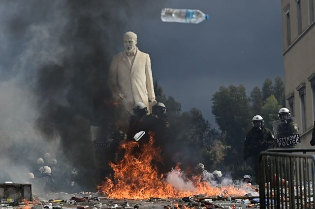 Επεισόδια μετά το τέλος της απεργιακής συγκέντρωσης στην πλατεία Συντάγματος στην Αθήνα για τα δύο χρόνια από τα Τέμπη