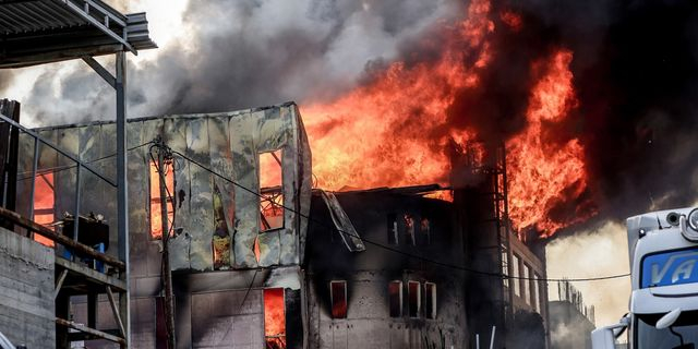 Ηράκλειο: Ολοσχερής καταστροφή στο εργοστάσιο ξυλείας μετά τη μεγάλη φωτιά