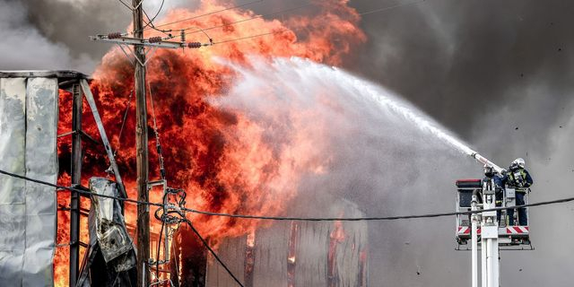 Ηράκλειο: Ολονύκτια επιφυλακή μετά την πυρκαγιά στο εργοστάσιο ξυλείας