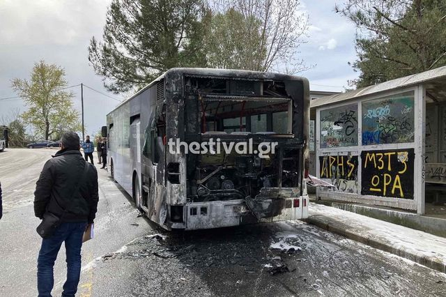 Φωτιά σε εν κινήσει λεωφορείο με επιβάτες στο Δερβένι