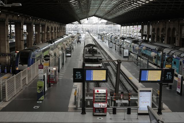 Ακινητοποιημένα τρένα στον σταθμό Gare du Nord στο Παρίσι