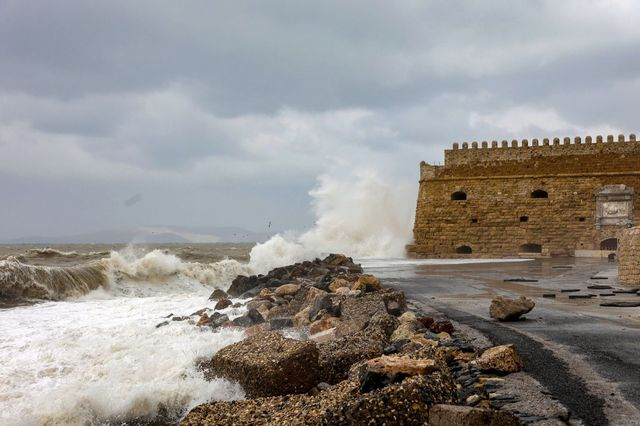 Ηράκλειο: Προβλήματα λόγω των δυνατών ανέμων – Ακυρώθηκαν πτήσεις