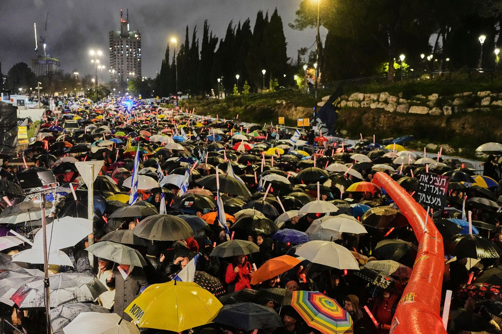 Εκατοντάδες πολίτες του Ισραήλ διαδήλωσαν έξω από το σπίτι του Νετανιάχου μετά την απόφασή του να καθαιρέσει τον αρχηγό της Σιν Μπετ