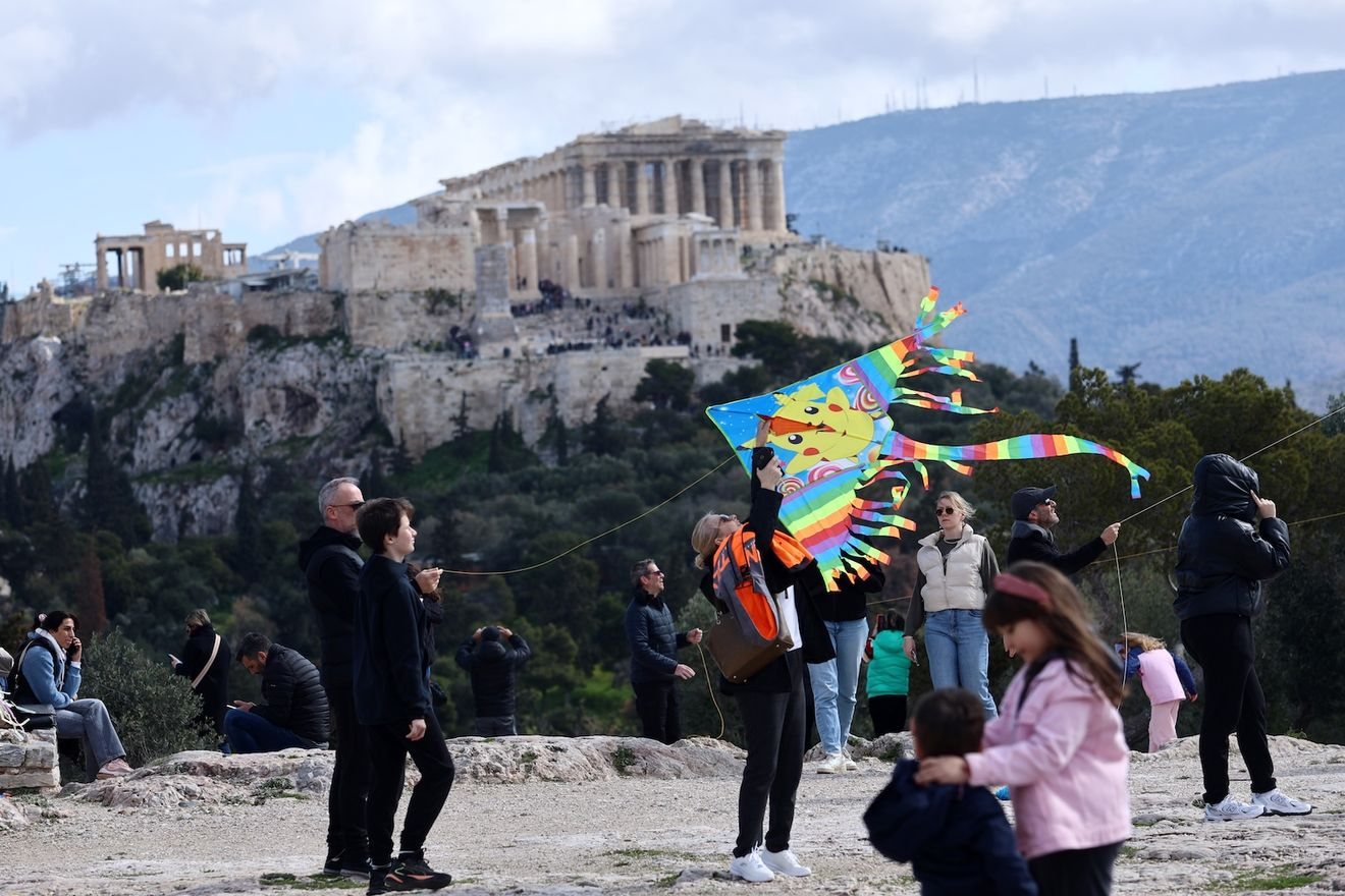 Καθαρά Δευτέρα: Η Ελλάδα γιόρτασε τα Κούλουμα με λαγάνες, μουσικές και χορούς