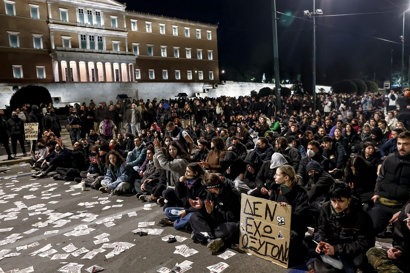 Καθιστική διαμαρτυρία έξω από τη Βουλή, μετά τις επιχειρήσεις των ΜΑΤ σε πλήθος διαδηλωτών, 5/3/25