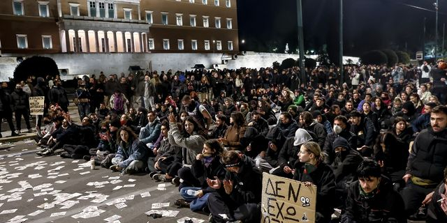 Καθιστική διαμαρτυρία στο Σύνταγμα μετά τη συγκέντρωση για τα Τέμπη