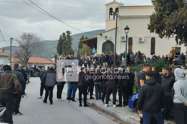 Βόλος: Σπαραγμός στην κηδεία του ζευγαριού που σκοτώθηκε σε τροχαίο