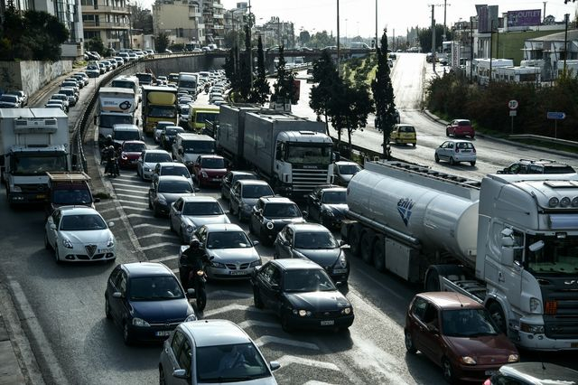 Καραμπόλα στον Κηφισό: Σύγκρουση νταλίκας με ΙΧ και μηχανές – Μεγάλο μποτιλιάρισμα