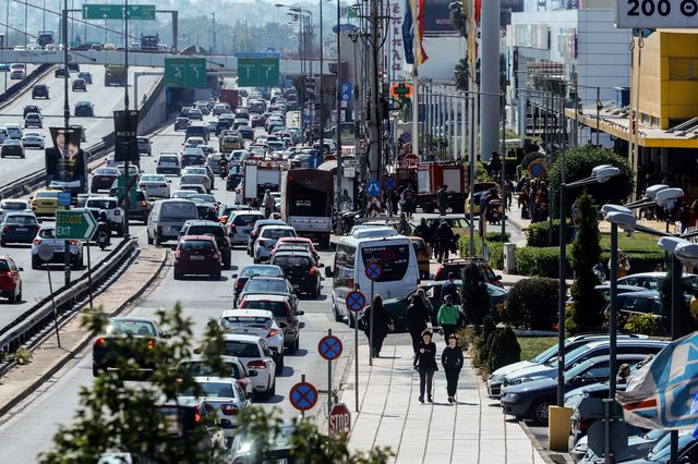 Χάος στον Κηφισό μετά από σύγκρουση νταλίκας με ΙΧ