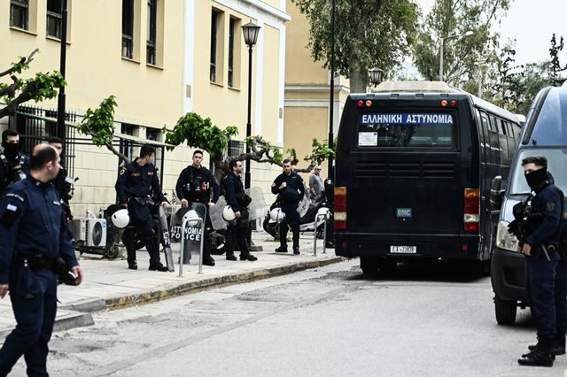 Απολογία στον εισαγγελέα των 64 συλληφθέντων για την υπόθεση του θανάσιμου τραυματισμού του 31χρονου αστυνομικού των ΜΑΤ Γιώργου Λυγγερρίδη στου Ρέντη, 23 Απριλίου 2024.