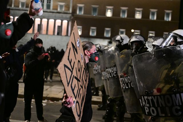 Τέμπη: Συλλαλητήρια σε όλη τη χώρα – Αναίτια χρήση χημικών από τα ΜΑΤ στο Σύνταγμα