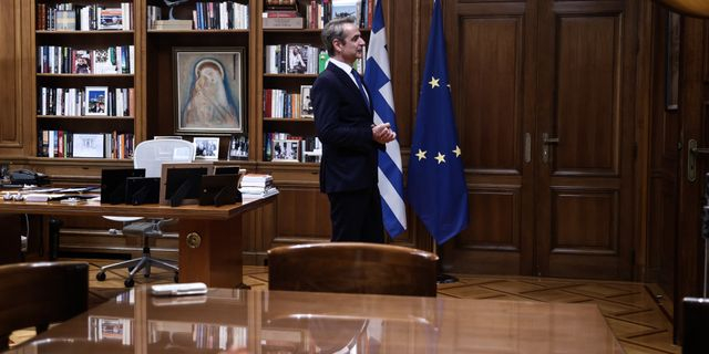 Το “διαίρει και βασίλευε” του Μητσοτάκη με τους δελφίνους