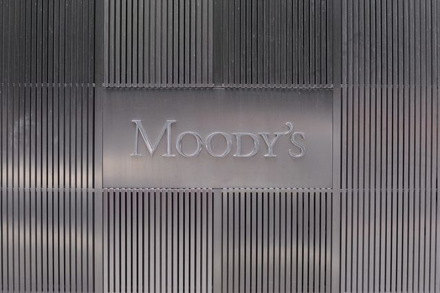 Σε εγρήγορση διατηρεί τις τράπεζες η Moody’s λόγω κόκκινων δανείων