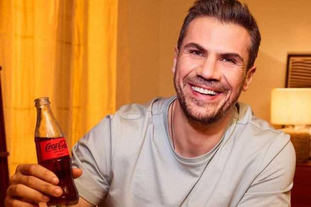 Η Coca-Cola και ο Άκης Πετρετζίκης μας προσκαλούν να απολαύσουμε τις μικρές νίκες της καθημερινότητας