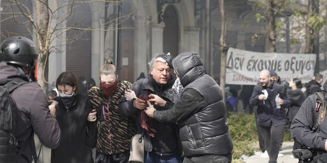 Ο φωτορεπόρτερ του ΑΠΕ-ΜΠΕ Ορέστης Παναγιώτου δέχεται βοήθεια μετά από χτύπημα στο κεφάλι, κατά τη διάρκεια επεισοδίων, στο συλλαλητήριο μνήμης με αφορμή τη συμπλήρωση δύο χρόνων από το σιδηροδρομικό δυστύχημα των Τεμπών που στοίχισε την ζωή σε 57 ανθρώπους, στην πλατεία