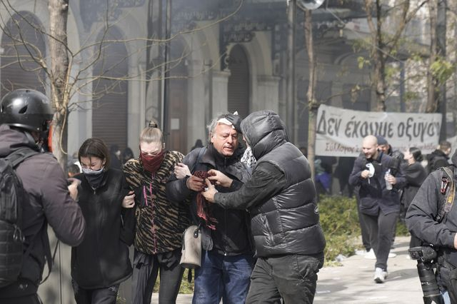 Ο φωτορεπόρτερ του ΑΠΕ-ΜΠΕ Ορέστης Παναγιώτου δέχεται βοήθεια μετά από χτύπημα στο κεφάλι, κατά τη διάρκεια επεισοδίων, στο συλλαλητήριο μνήμης με αφορμή τη συμπλήρωση δύο χρόνων από το σιδηροδρομικό δυστύχημα των Τεμπών που στοίχισε την ζωή σε 57 ανθρώπους, στην πλατεία