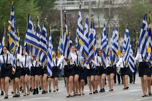 Υπό βροχή η μαθητική παρέλαση στη Θεσσαλονίκη