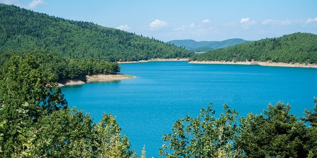 Ένα βουνό, ένα χωριό, μια λίμνη και ένα γεφύρι για την 25η Μαρτίου