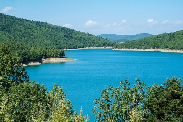 Ένα βουνό, ένα χωριό, μια λίμνη και ένα γεφύρι για την 25η Μαρτίου