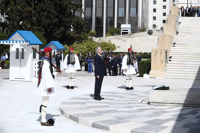 Κατάθεση στεφάνου στο Μνημείο του Άγνωστου Στρατιώτη από το νέο Πρόεδρο της Δημοκρατίας Κωνσταντίνο Τασούλα