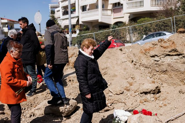 Θεσσαλονίκη: Κόκκινα γαρύφαλλα στους ομαδικούς τάφους όπου εντοπίστηκαν 33 σκελετοί εκτελεσθέντων