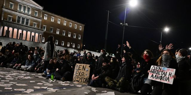 Συγκέντρωση έξω από τη Βουλή κατά τη συζήτηση για την πρόταση μομφής κατά της κυβέρνησης