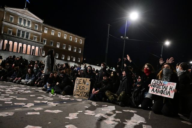 Συγκέντρωση έξω από τη Βουλή κατά τη συζήτηση για την πρόταση μομφής κατά της κυβέρνησης