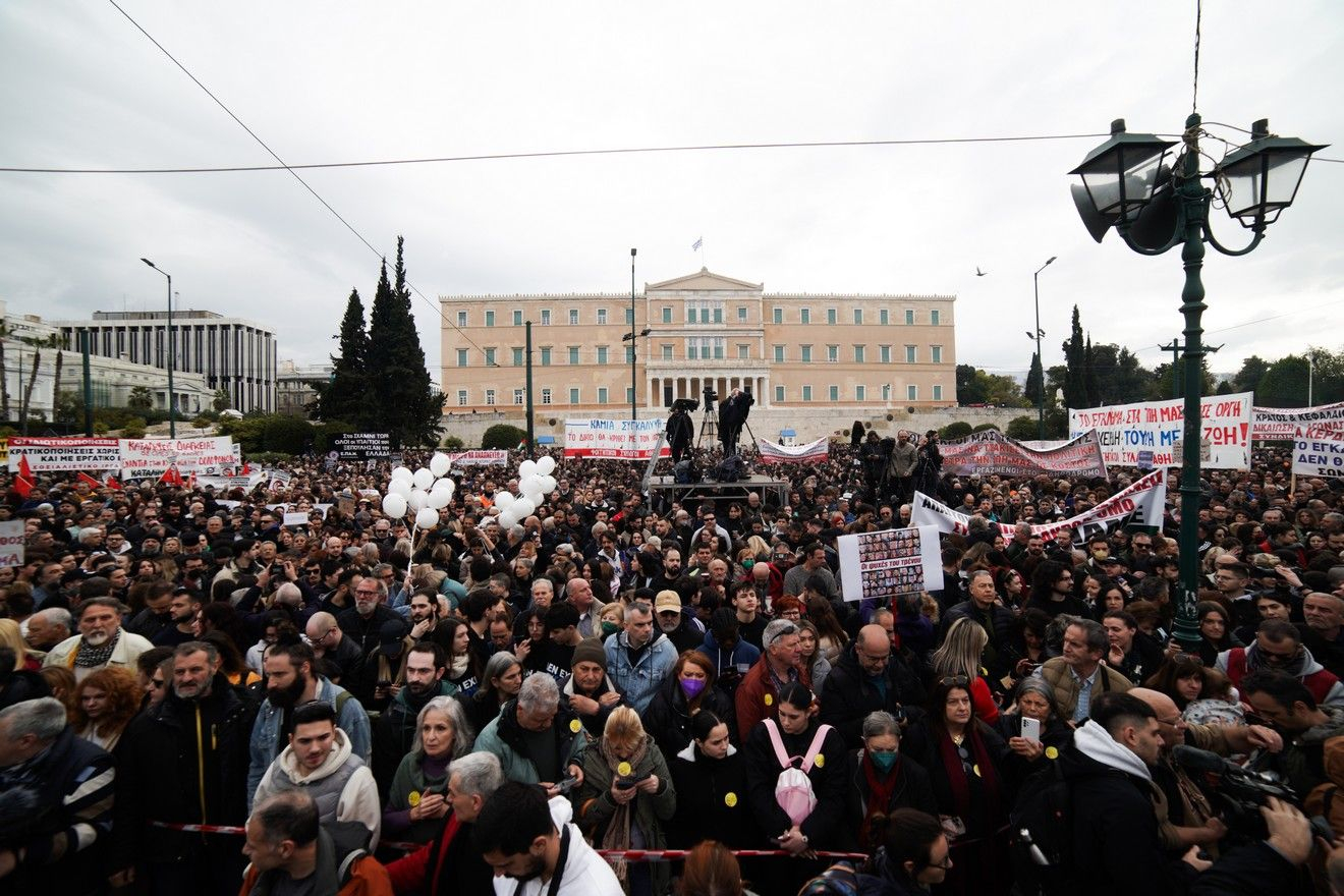 Τέμπη: Ομαδικά πυρά της αντιπολίτευσης για την ανάρτηση Μητσοτάκη