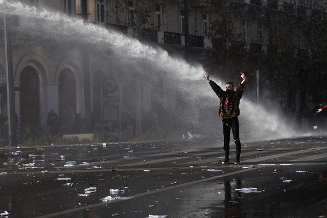 Η συγκινητική ανάρτηση Πλακιά για τη διαδηλώτρια που στάθηκε απέναντι στην ΕΛ.ΑΣ