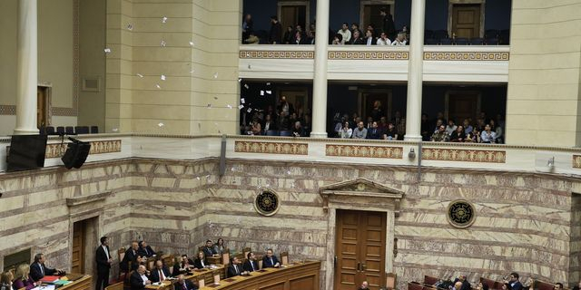 Τρικάκια από νεολαίους της Νέας Αριστεράς στην Ολομέλεια