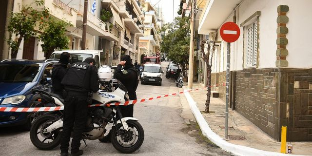 Καμίνια: Ο στρατός παρέλαβε τη χειροβομβίδα που εντοπίστηκε σε πολυκατοικία